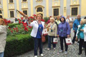 Любовь Джуринская на экскурсии с туристами