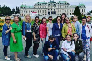 Гид в Вене Любовь Джуринская на экскурсии с туристами у дворца Бельведер