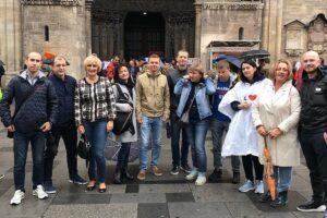 Гид в Вене Любовь Джуринская с туристами у собора св. Стефана