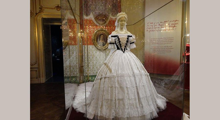 Платье австрийской императрицы Елизаветы в музее Императорского дворца в Вене