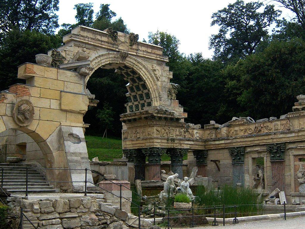 Римские руины на территории парка дворца Шёнбрунн Австрия