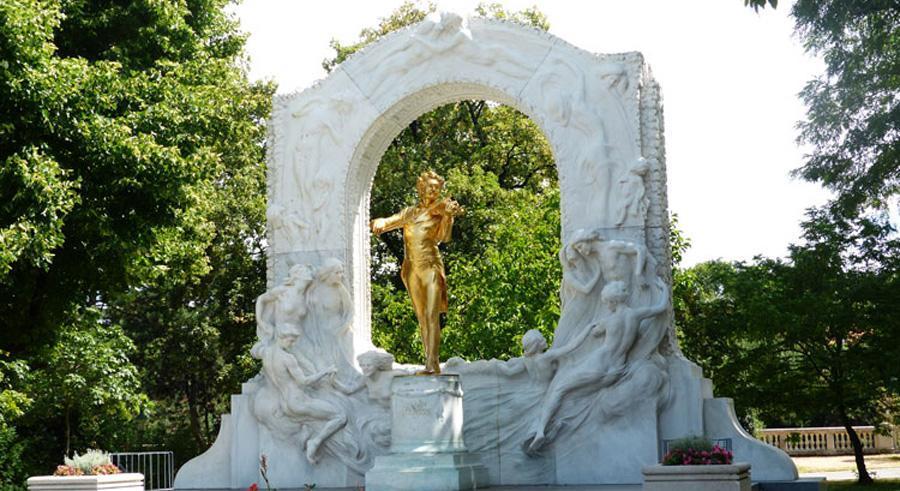 Золотая статуя Иоганна Штрауса в городском парке Вены