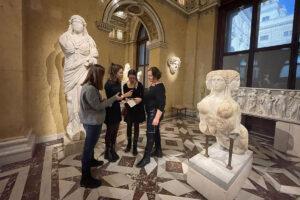 Гид в Вене Любовь Джуринская на экскурсии в музее Вены с туристами