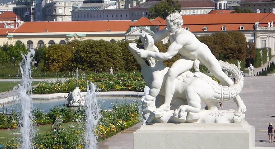 Скульптура в садах дворца Бельведер в Вене