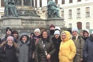 Любовь Джуринская на экскурсии с туристами в Вене