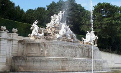 Фонтан в парке дворца Шёнбрунн в Вене