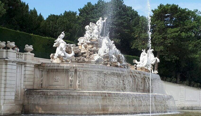 Фонтан в парке дворца Шёнбрунн в Вене